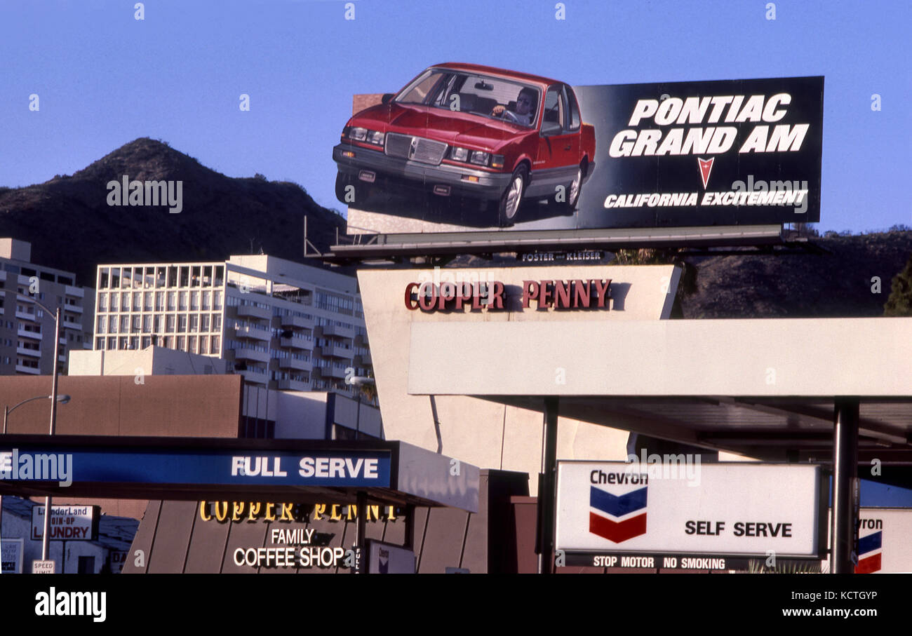 La Pontiac Grand Am billboard al tramonto e La Brea Ave. in Hollywood, CA circa 1977 Foto Stock