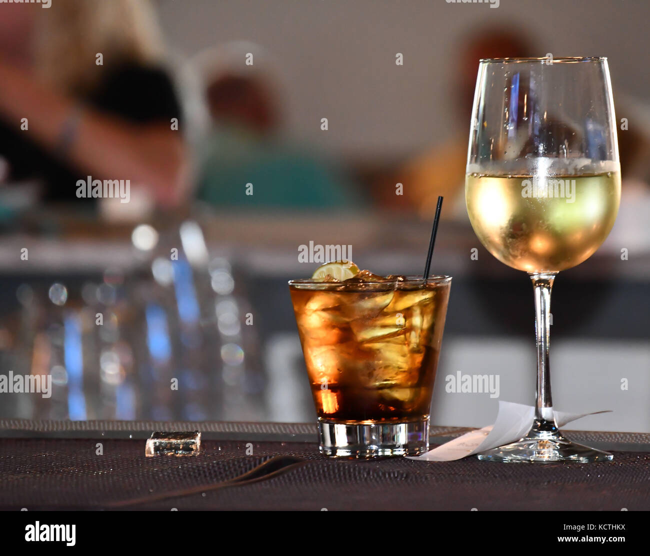 Il barista in un bar informale di colata e la miscelazione di bevande e liquori Foto Stock