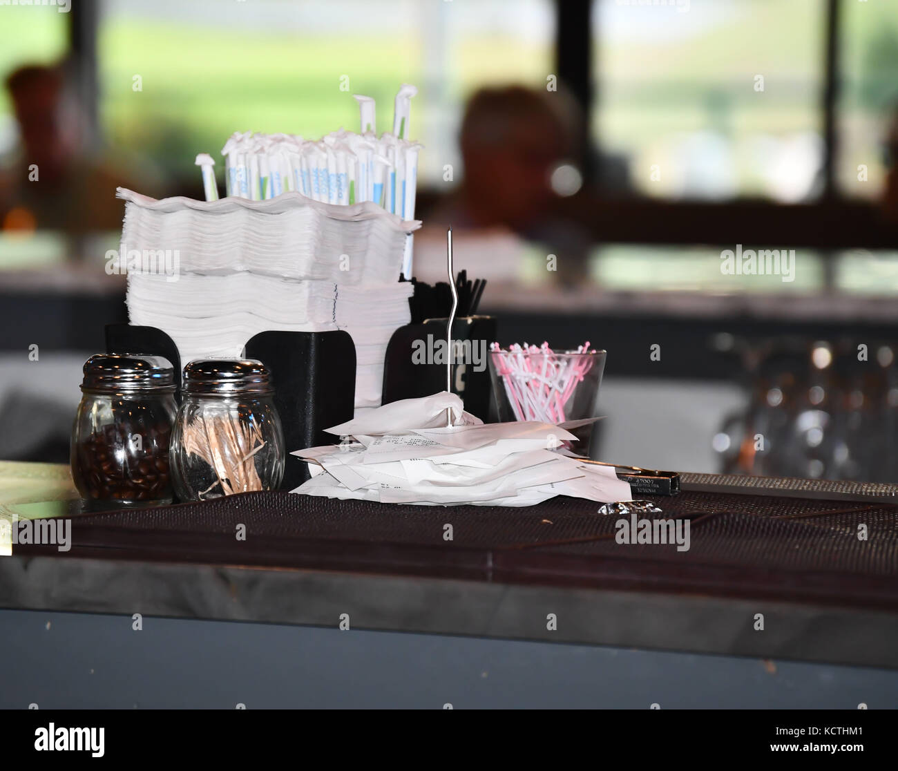 Il barista in un bar informale di colata e la miscelazione di bevande e liquori Foto Stock