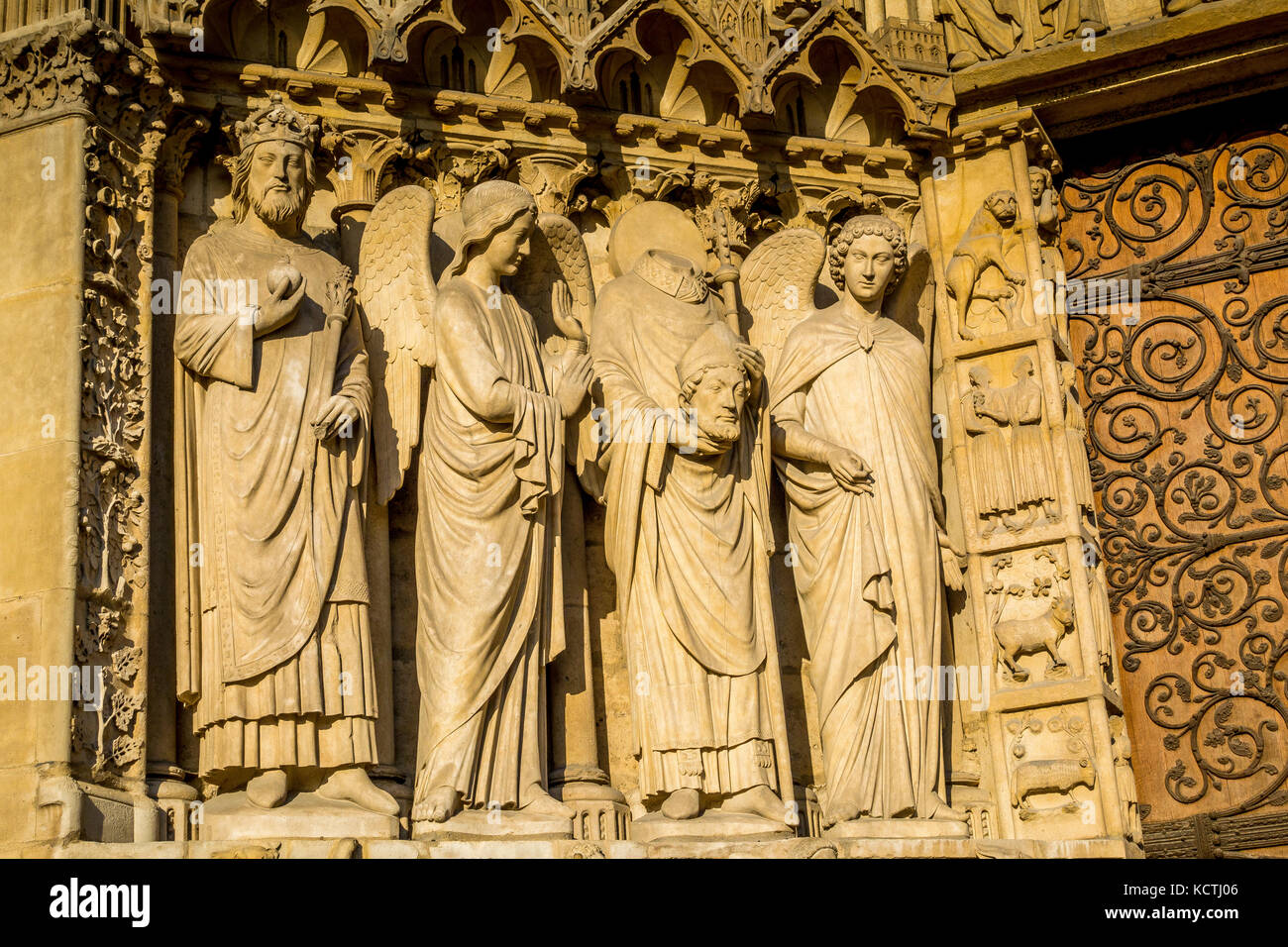 Intricate murature sulla facciata della Cattedrale di Notre Dame a Parigi, Francia Foto Stock
