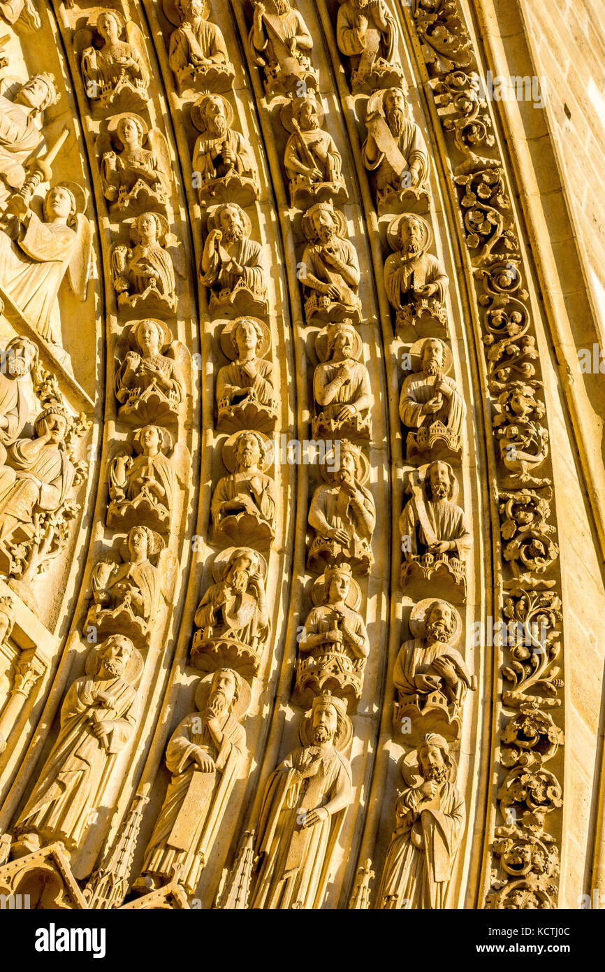 Intricate murature sulla facciata della Cattedrale di Notre Dame a Parigi, Francia Foto Stock