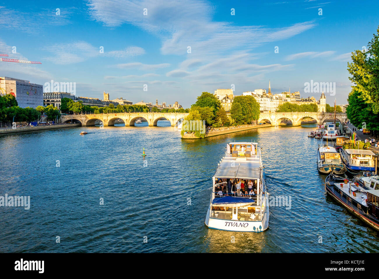 La punta dell'Île de la Cité al tramonto attrae folle di persone a sedersi sulle sponde del Fiume Senna a Parigi, Francia Foto Stock