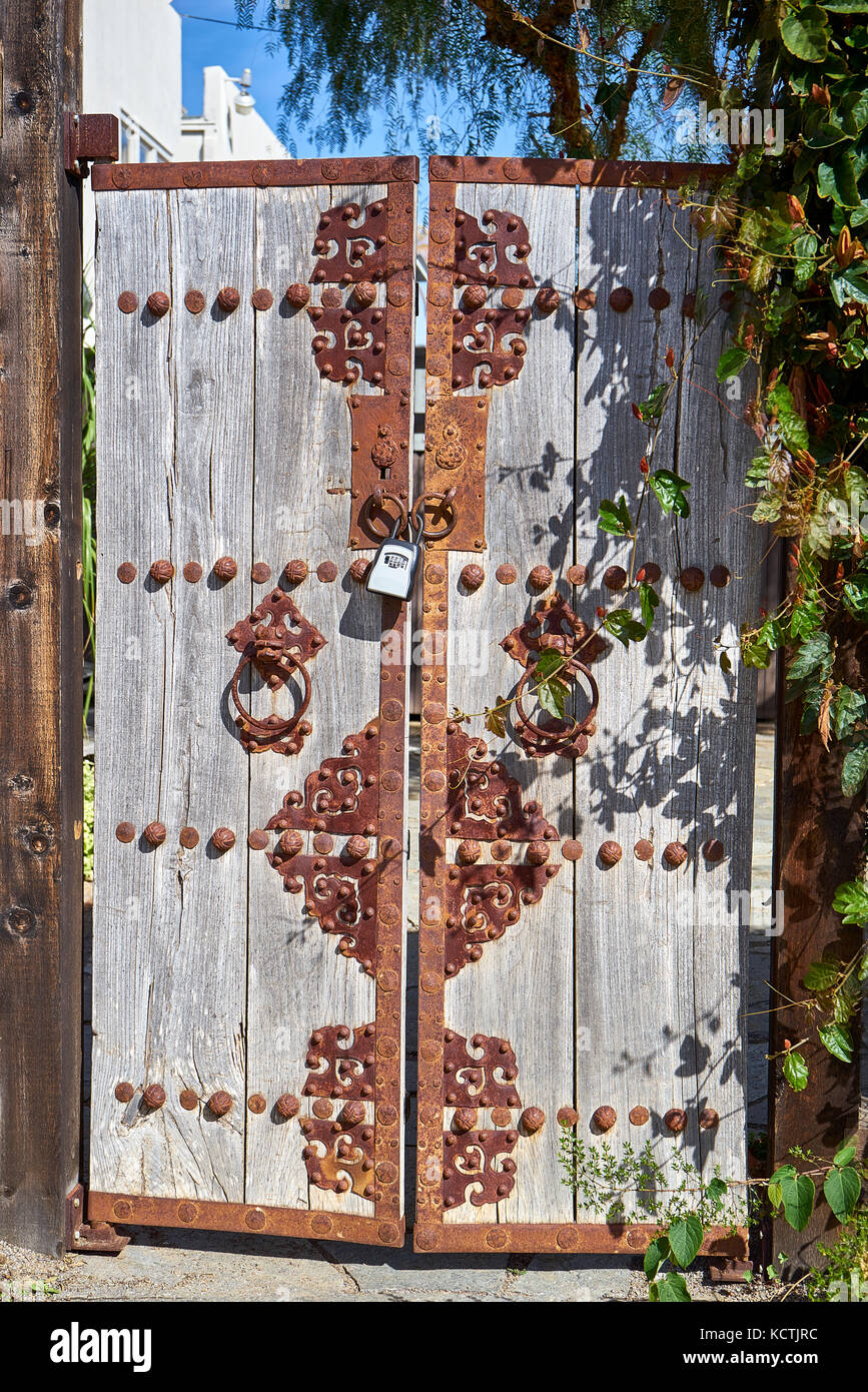 Artigianato vintage visualizzati su sun legno sbiancato porte Foto Stock