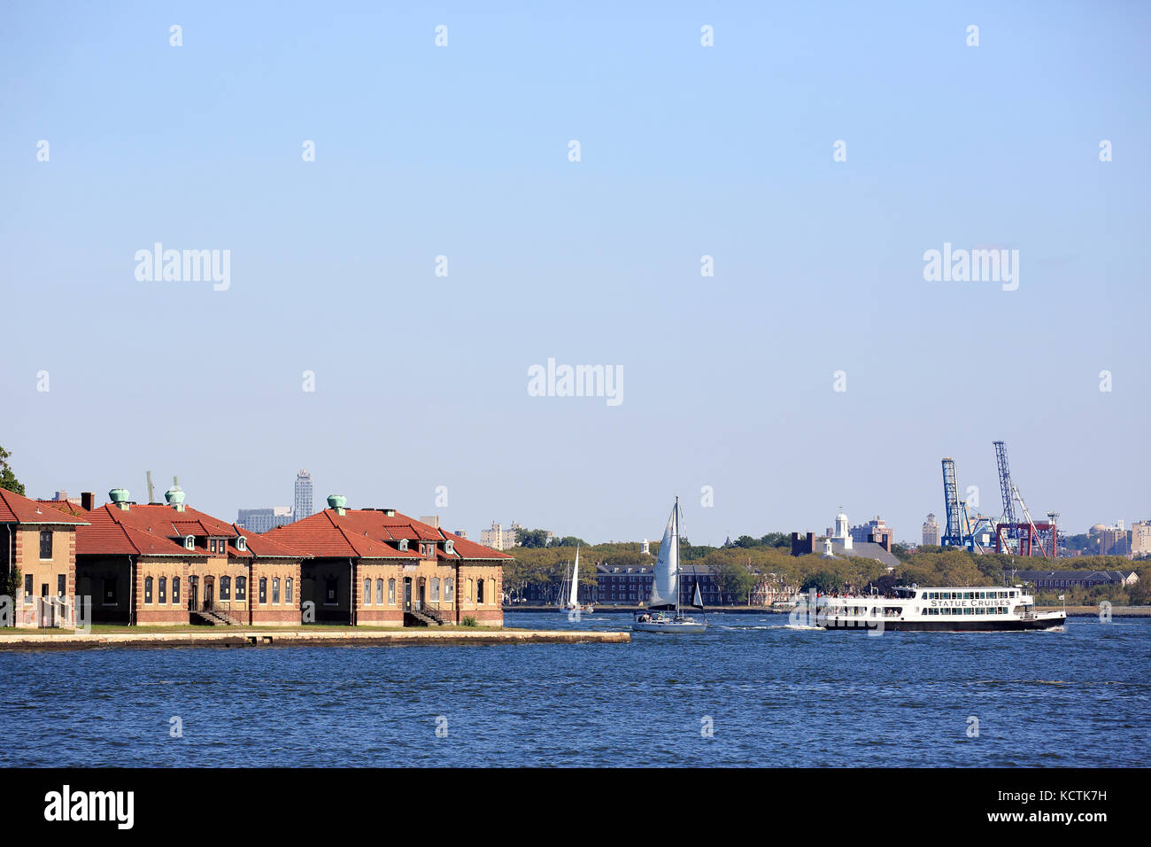 Traghetto che passa lo storico Ellis Island immigrant Hospital.Jersey City.New Jersey.USA Foto Stock