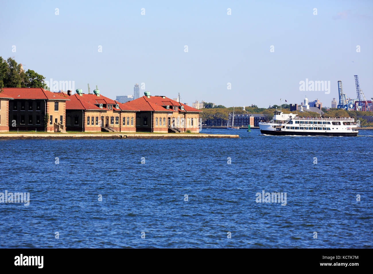 Traghetto che passa lo storico Ellis Island immigrant Hospital.Jersey City.New Jersey.USA Foto Stock