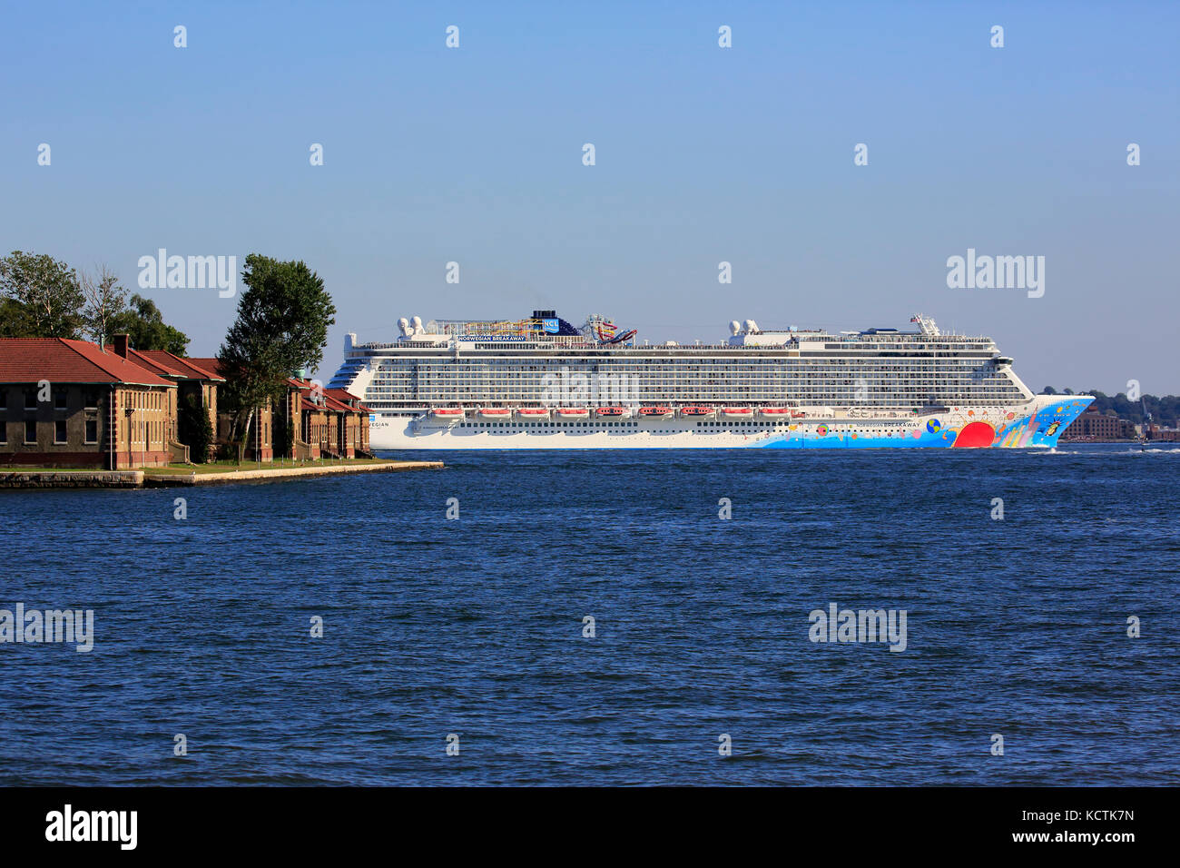 Nave da crociera norvegese Breakaway sul fiume Hudson con Ellis Island in primo piano. New York City,New Jersey.New York.New Jersey.USA Foto Stock