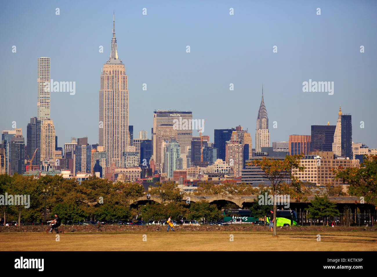 Vista di Manhattan con 432 Park Ave Tower, Empire State Building e Chrysler Building da Liberty State Park nel New Jersey.USA Foto Stock