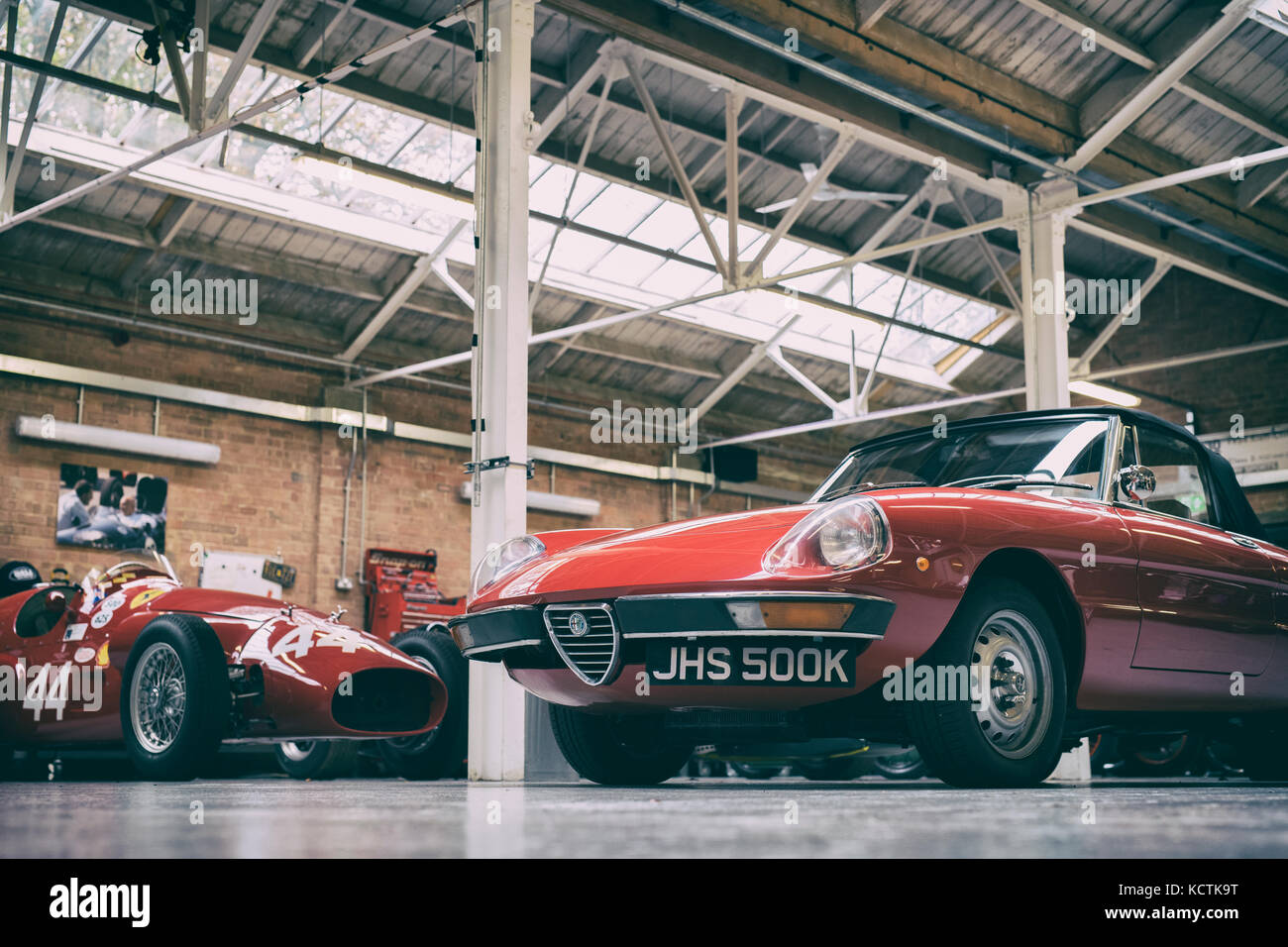 1972 Alfa Romeo 2000 Spider Veloce auto in un garage a Bicester Heritage Centre, Oxfordshire, Inghilterra. Vintage filtro applicato Foto Stock