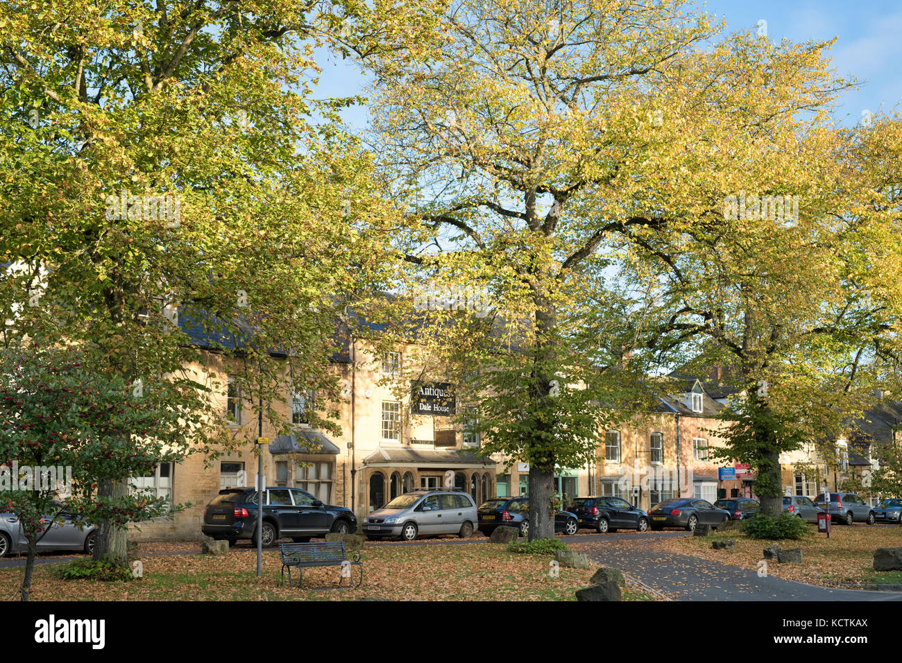 Moreton in Marsh high street con gli alberi a cambiare colore in autunno. Moreton in Marsh, Cotswolds, Gloucestershire, Inghilterra Foto Stock