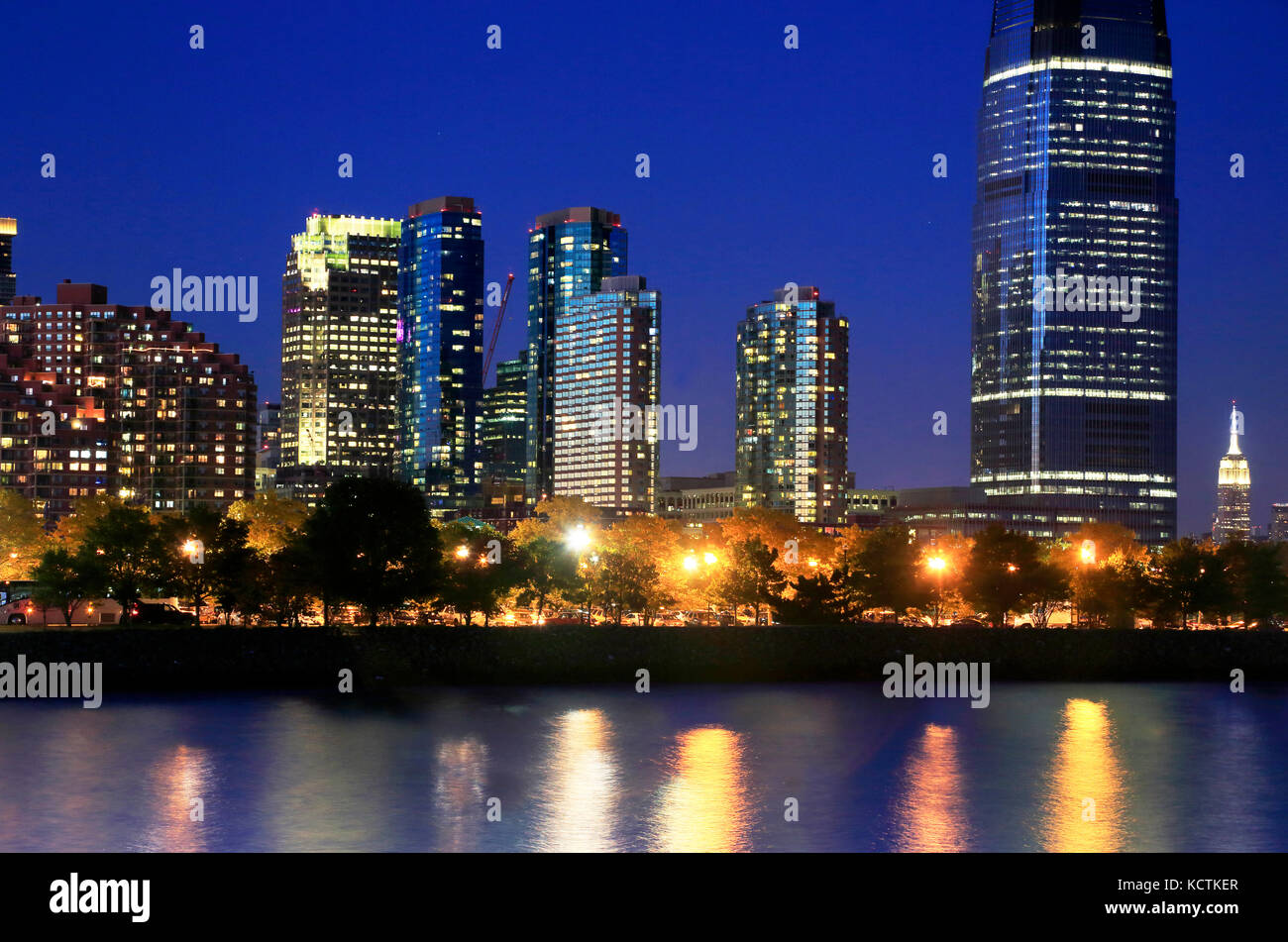 Vista notturna dello skyline di Jersey City con la Goldman Sachs & Co Tower e lo skyline di Manhattan sullo sfondo. New Jersey.USA Foto Stock