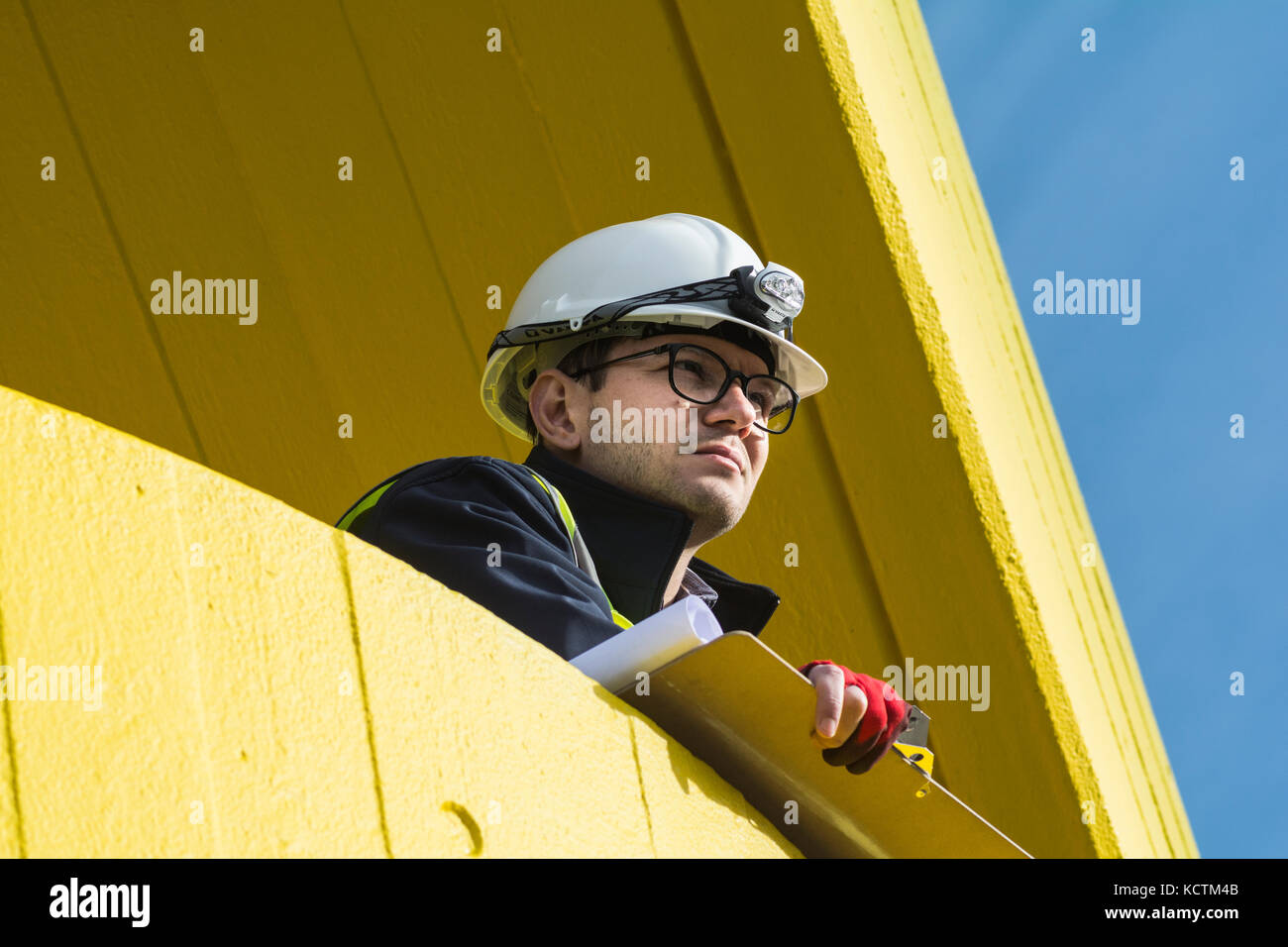 Un ingegnere sull'iconico di colore giallo brillante calcestruzzo scale presso il centro di Southbank, Lambeth, London, SE1, Regno Unito Foto Stock