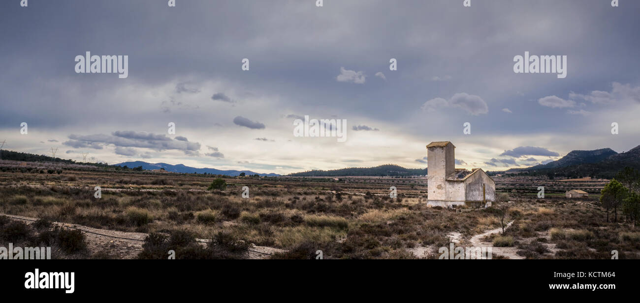 Un vecchio abbandonata la stazione di alimentazione nella campagna vicino a las salinas, Spagna Foto Stock