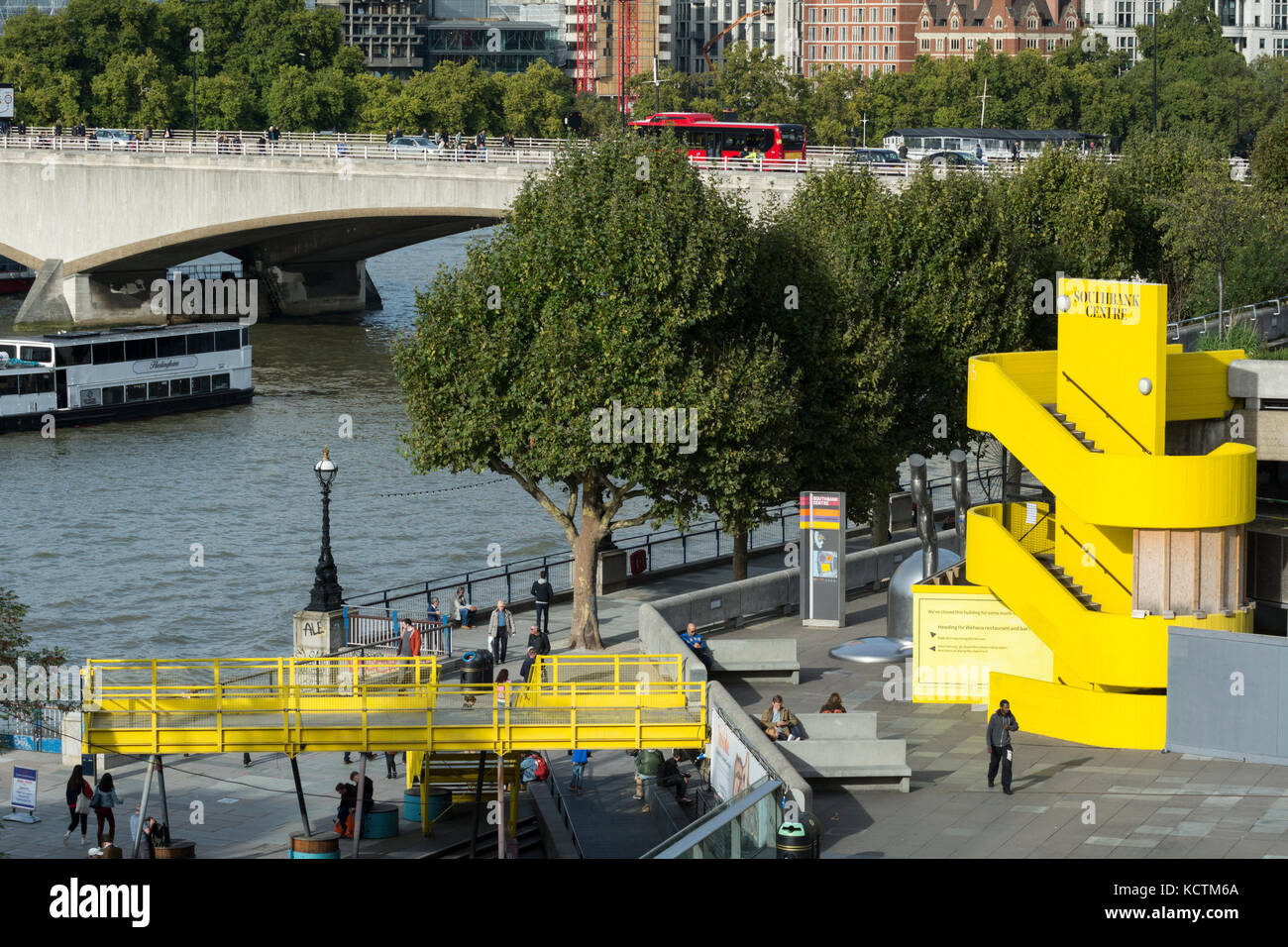 L'iconica scala in cemento color giallo brillante Southbank Center, Lambeth, Londra, SE1, Inghilterra, REGNO UNITO Foto Stock