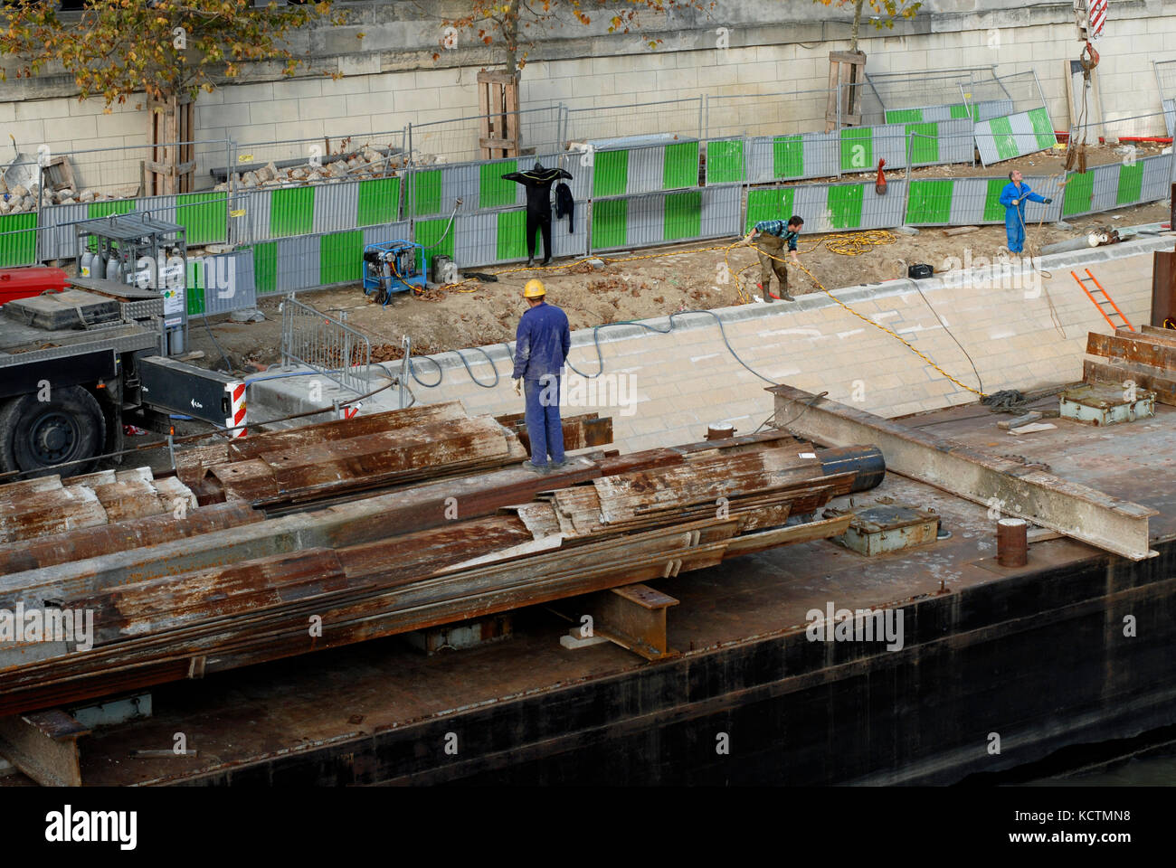 Sostituzione delle pietre sulla riva del fiume Senna a Parigi - Paris lavoratori - Fiume Senna PARIS - PARIGI FRANCIA © Frédéric BEAUMONT Foto Stock