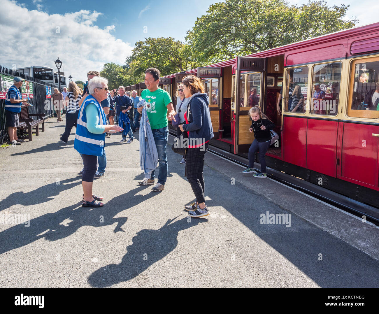 Meet & Greet volontari aiutare il turista a Port Erin stazione ferroviaria, Isola di Man. Foto Stock