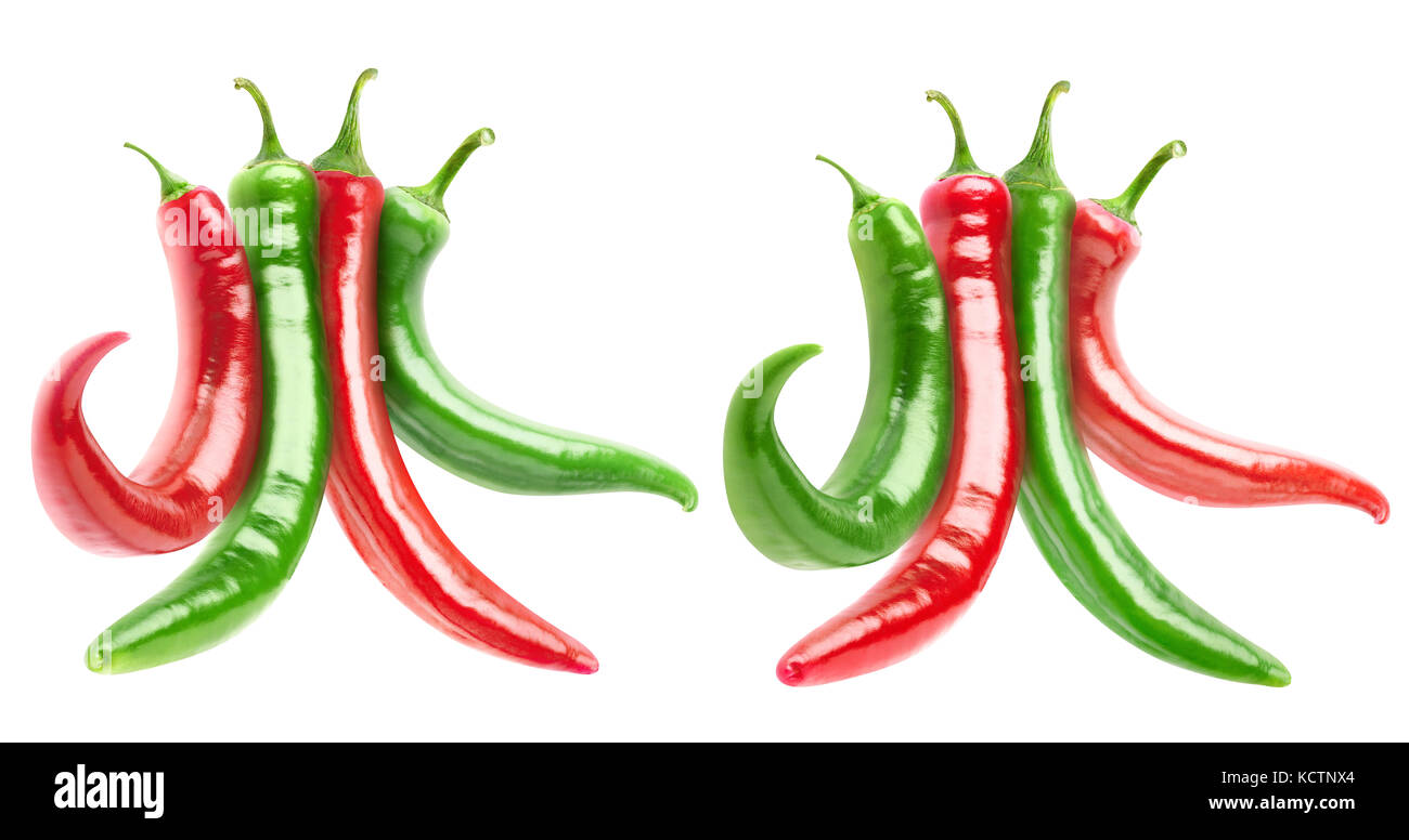 Peperoni misti isolati. Due fasci di peperoni rossi e verdi caldi isolati su sfondo bianco con percorso di ritaglio Foto Stock