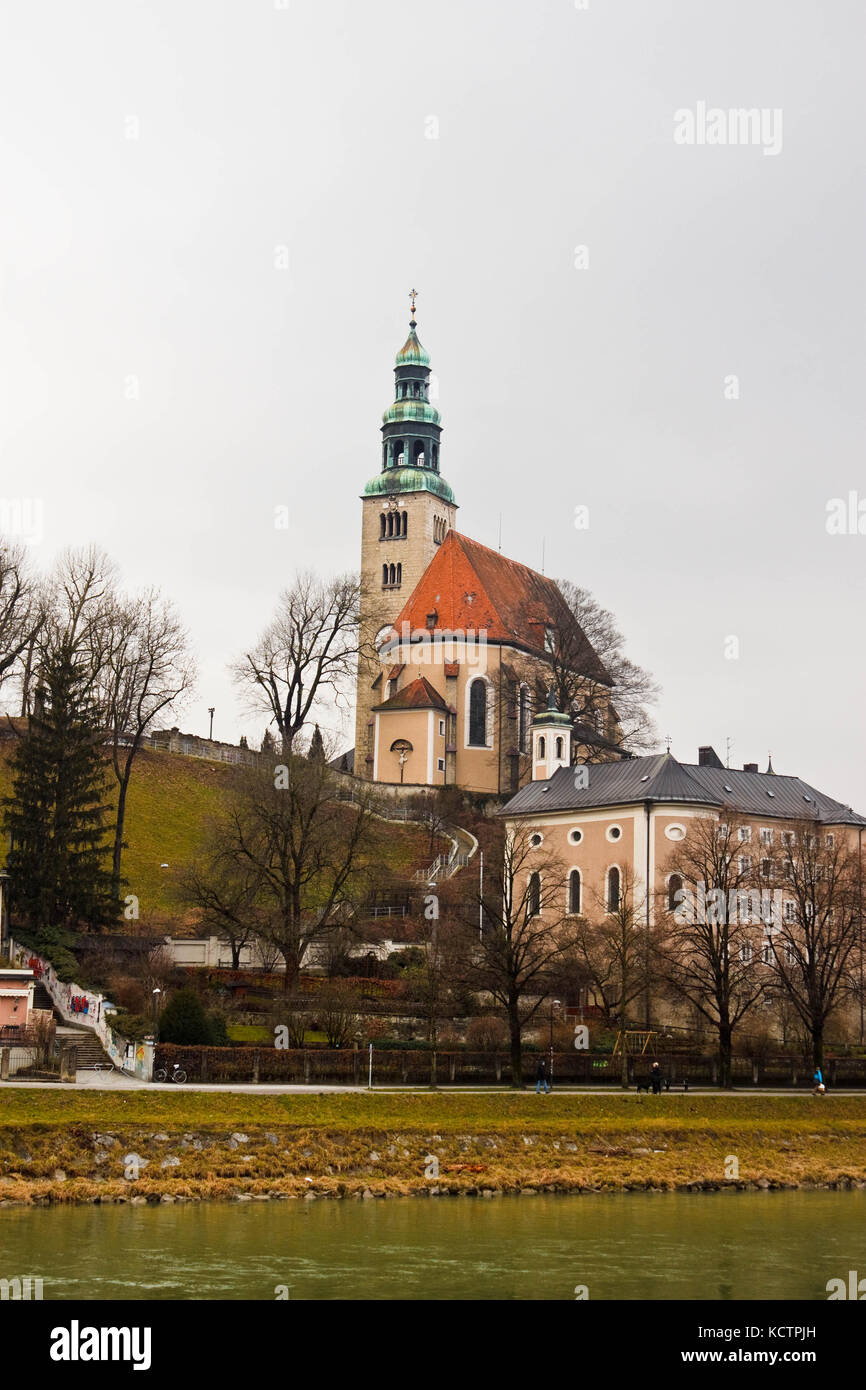 Il Mulln Chiesa Parrocchiale sulla collina vicino al fiume Salzach a Salisburgo, Austria Foto Stock