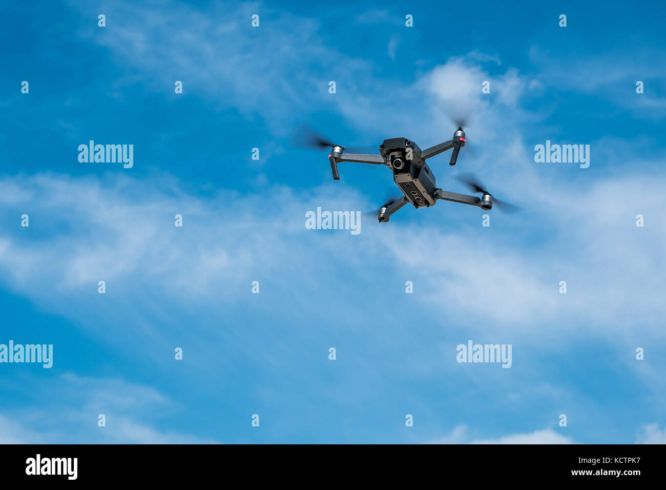 Drone in volo nel cielo bule con nuvola bianca Foto Stock