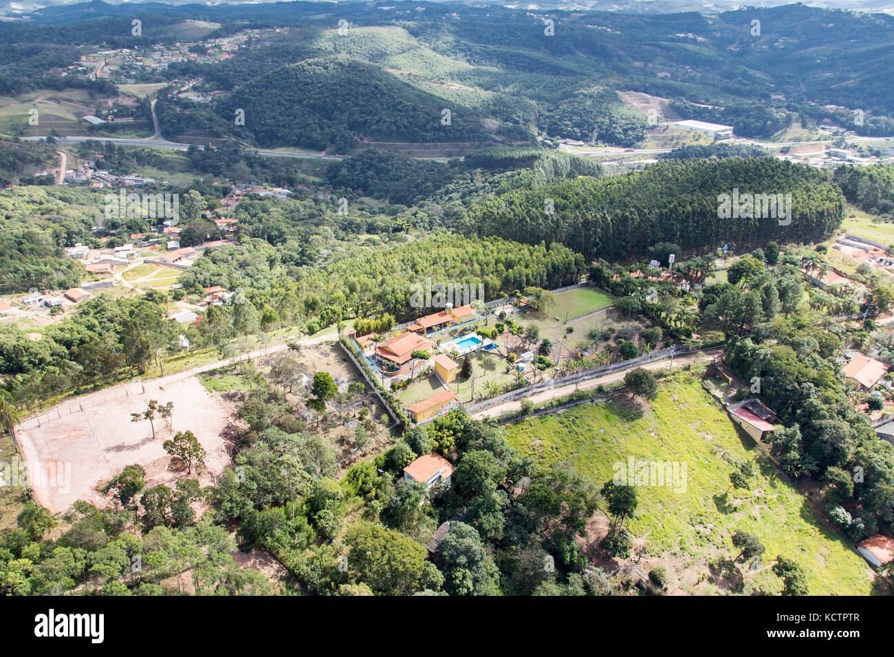 Una casa in una vista aerea della Regione Metropolitana di San Paolo - Brasile. [Foto aérea da Região Metropolitana di São Paolo, Brasile] Foto Stock