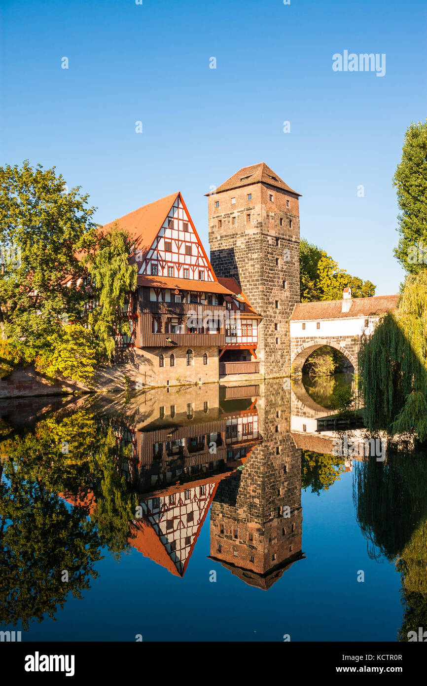 Hangman's Tower (henkerturm) e medievale tradizionale in muratura (fachwerk) casa sul fiume Pegnitz in Nuremberg, Germania Foto Stock