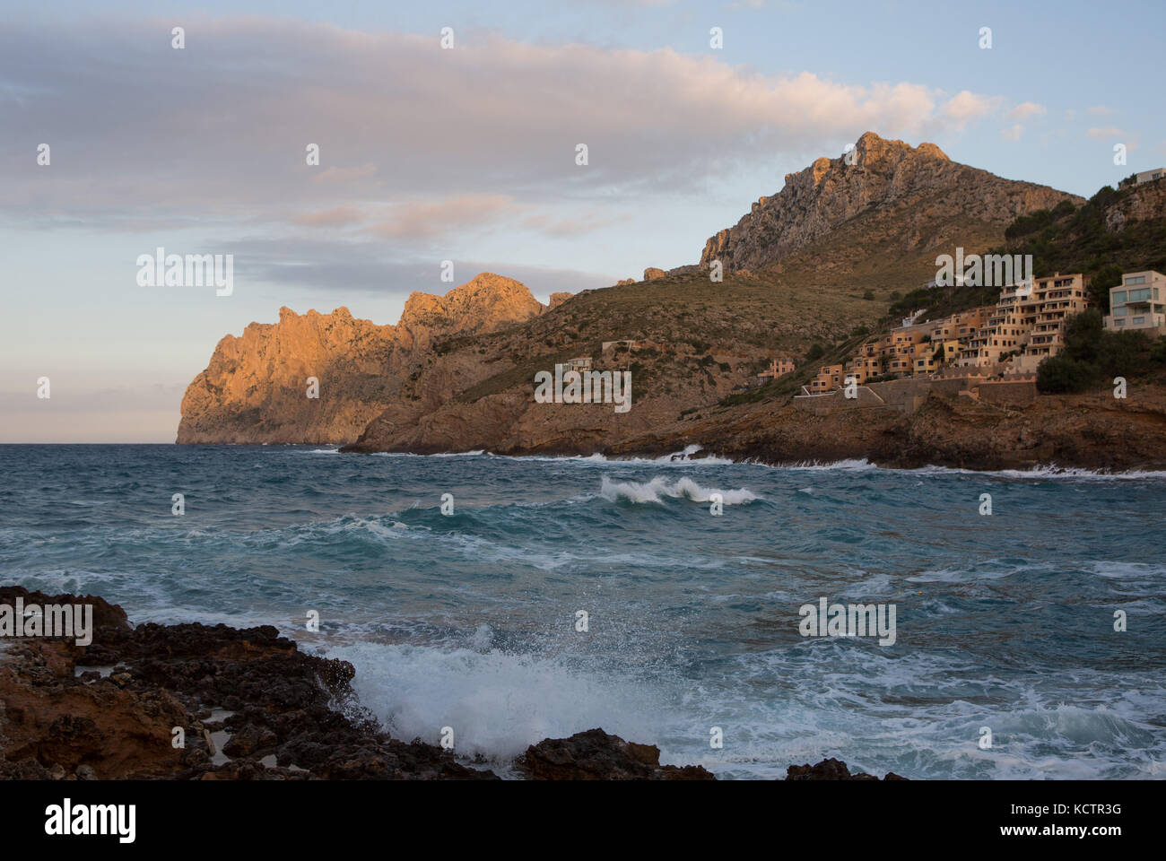 Baia e costa rocciosa al tramonto, Cala San Vicente, Maiorca, Isole Baleari, Spagna. Foto Stock