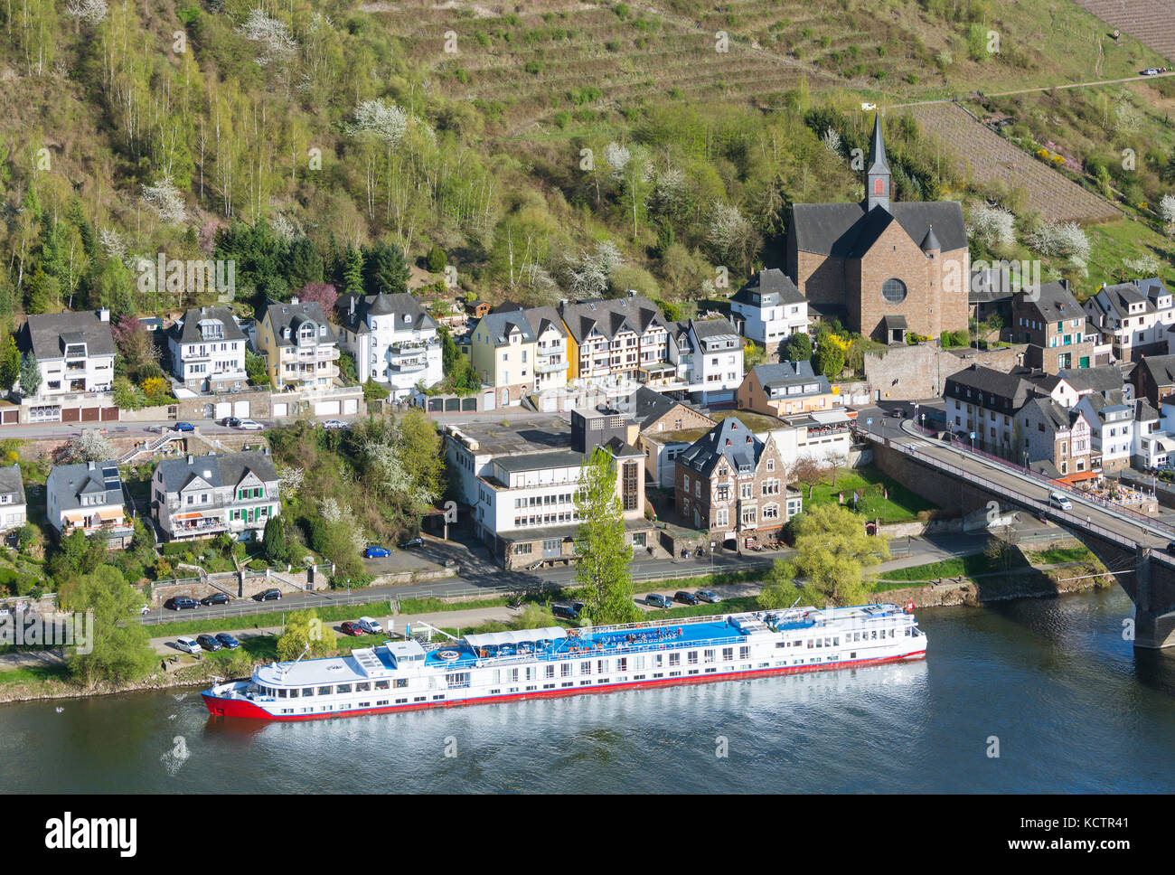 Un fiume Moselle nave da crociera ormeggiata presso la città di Cochem in Eifel in Germania. Foto Stock