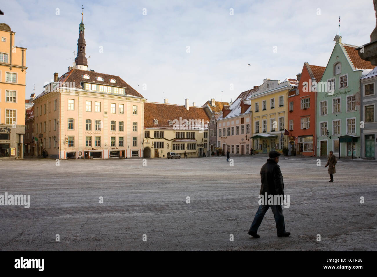 Piazza medievale della città dal municipio: Raekoja Plats, Città Vecchia, Talllinn, Estonia Foto Stock