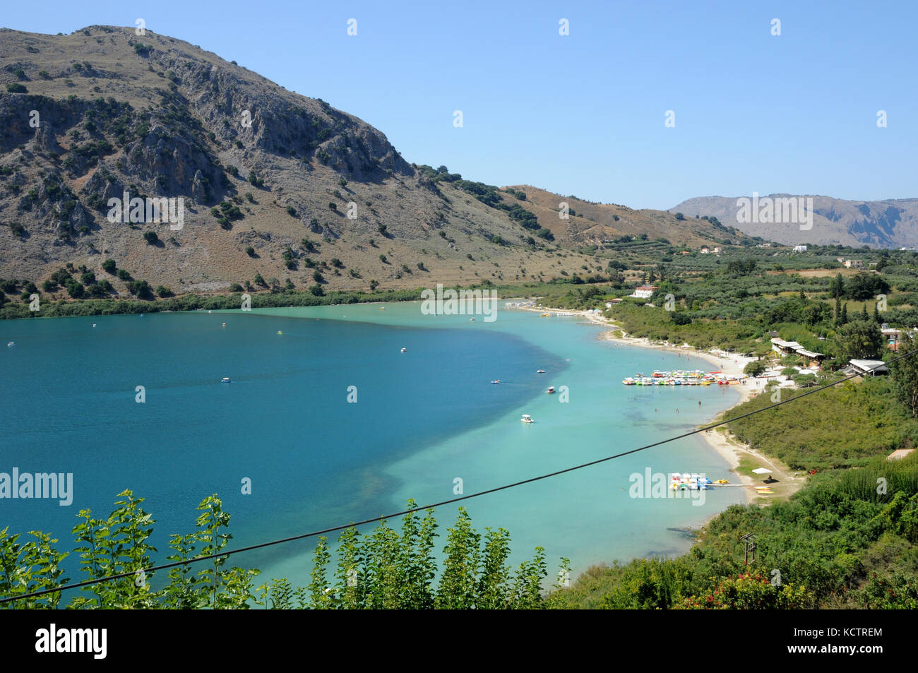 Vista sul lago di Kournas, l'unico lago d'acqua dolce nell'isola di Creta. La relativamente incontaminato lago è estremamente popolare luogo per le visite. Foto Stock