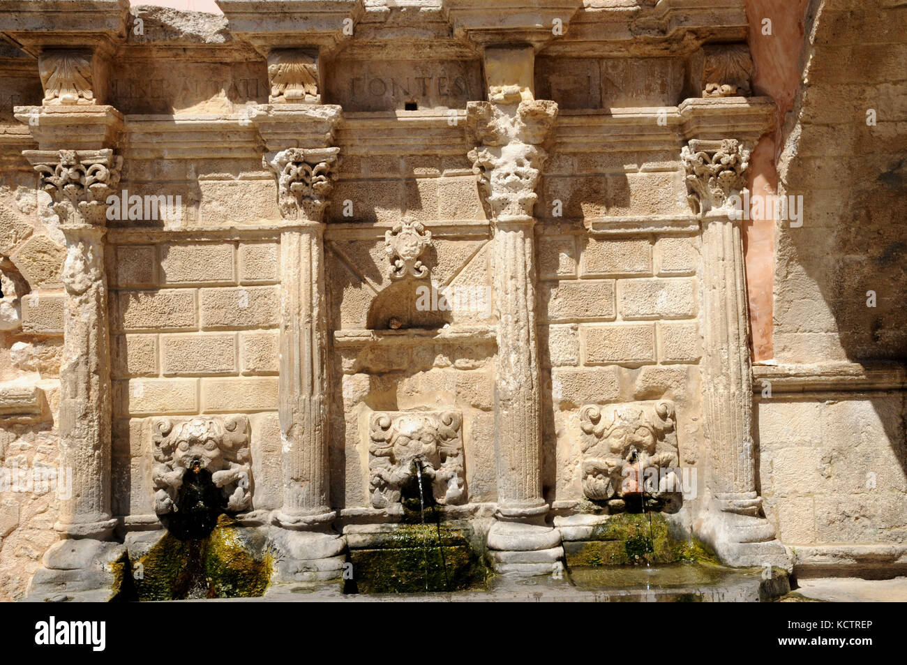 Il Rimondi fontana nel centro della città vecchia in Cretan città di Rethymno. È stato costruito nel 1626 sul sito di una antica fonte di acqua. Foto Stock