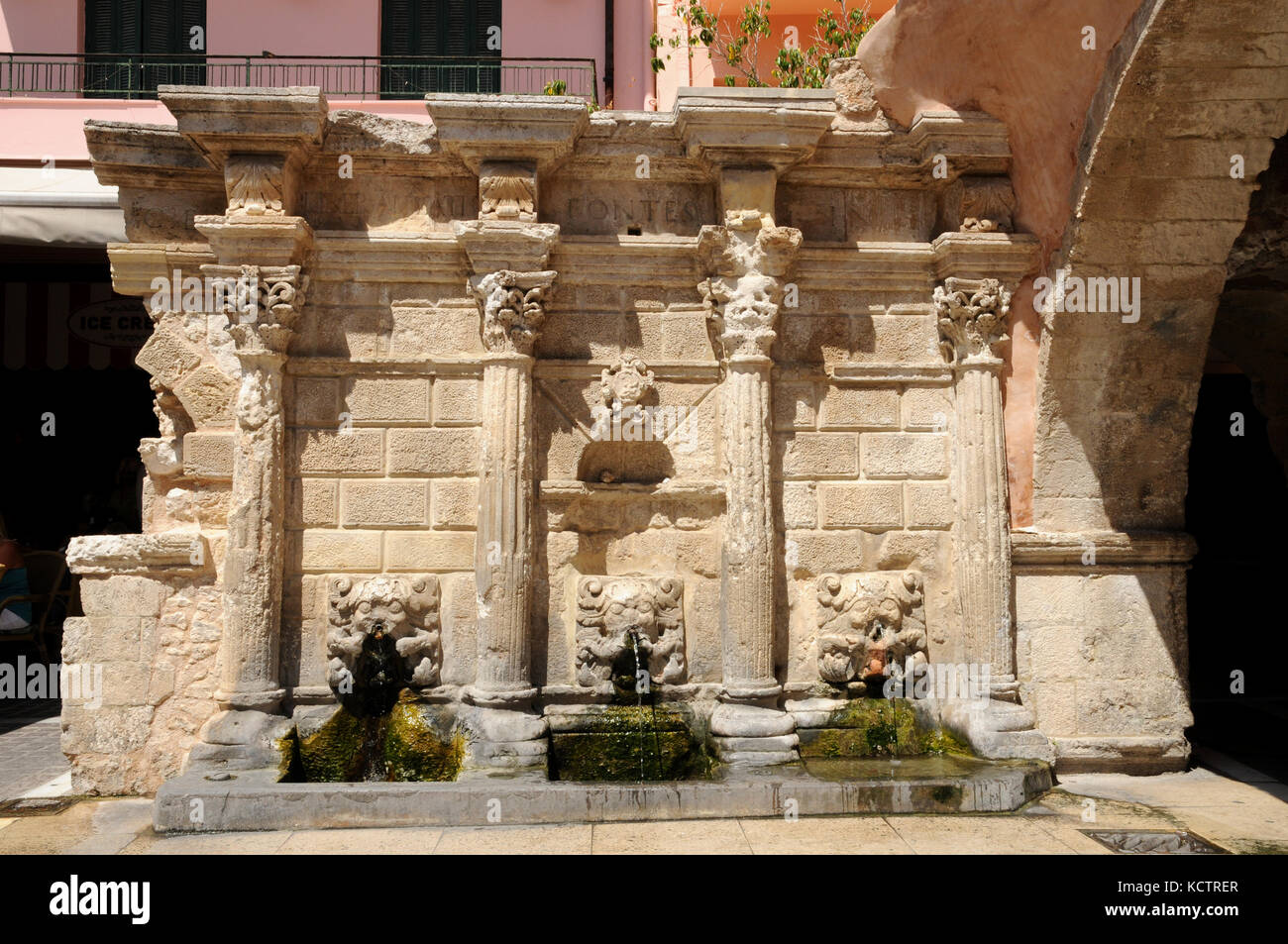 Il Rimondi fontana nel centro della città vecchia in Cretan città di Rethymno. È stato costruito nel 1626 sul sito di una antica fonte di acqua. Foto Stock