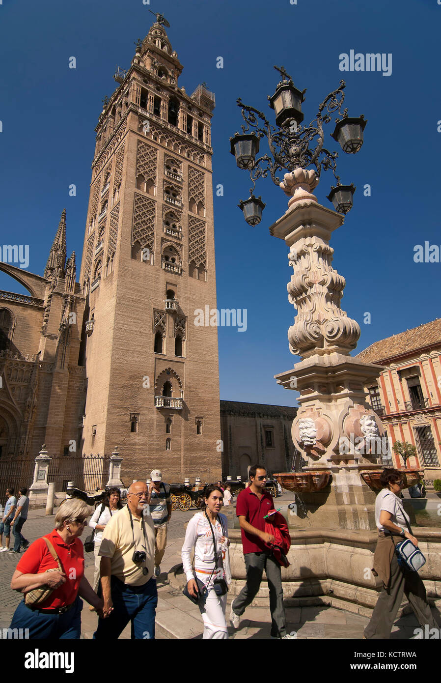 La Giralda e turisti, Siviglia, regione dell'Andalusia, Spagna, Europa Foto Stock