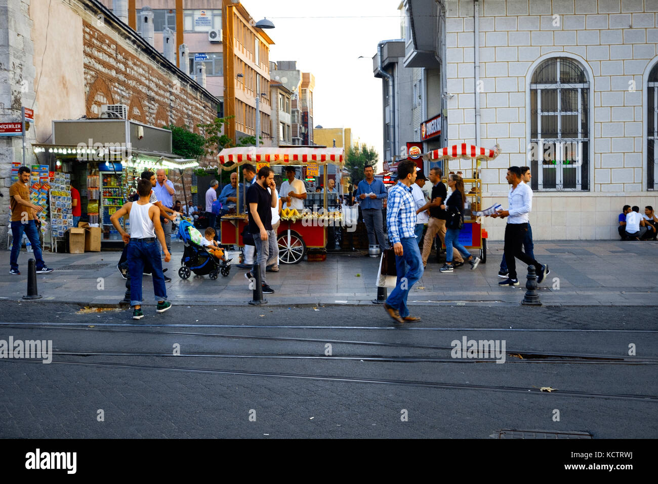 Istanbul, Turchia - 18 settembre 2017: Tipici venditori di api di mais nella città di Istanbul, Turchia Foto Stock