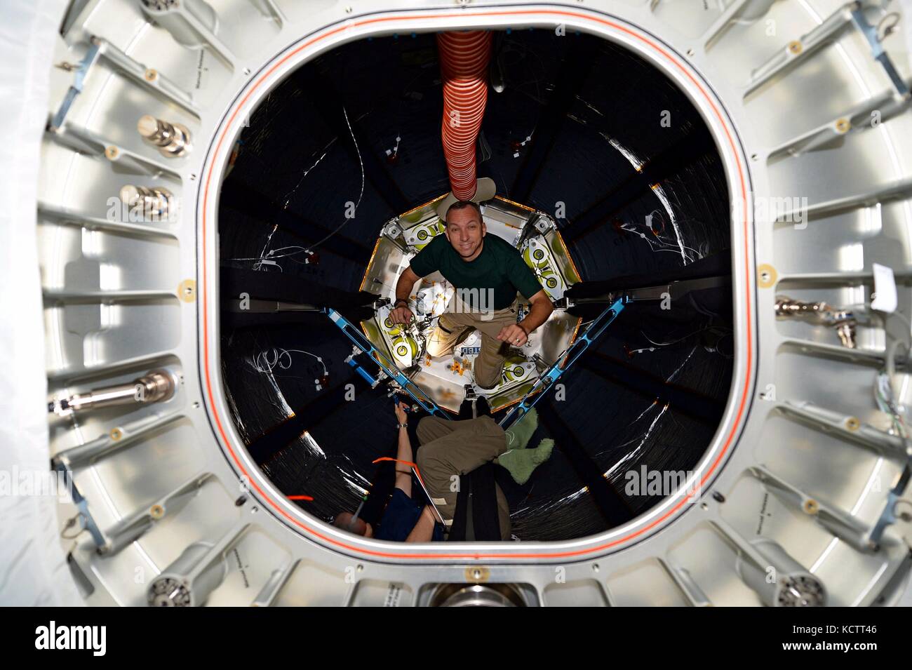 Stazione spaziale internazionale expedition 53 astronauta americano jack fischer ispeziona la parte interna del modulo di fascio agosto 2, 2017 in orbita intorno alla terra. il fascio è un gonfiabile inoltre collegato alla stazione spaziale in fase di valutazione. Foto Stock