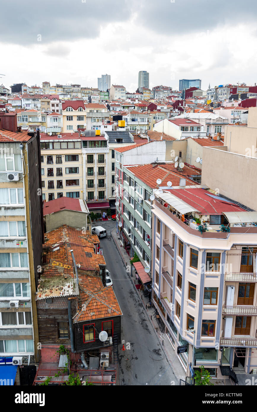 Alto edificio di appartamenti ed edifici ad Istanbul in Turchia Foto Stock