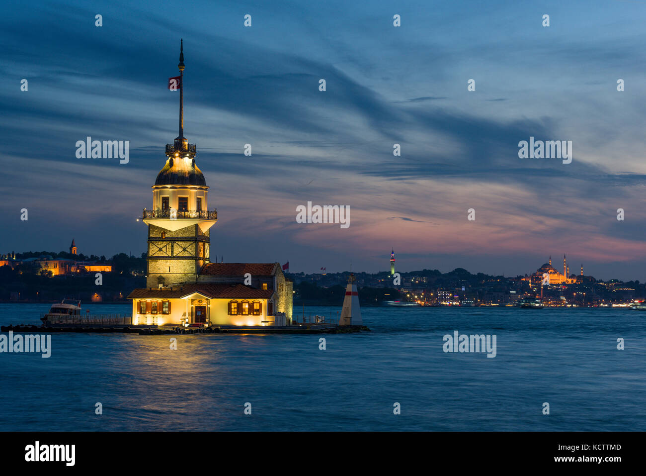 Maidens Tower (Kiz Kulesi) e Golden Horn al tramonto, Istanbul, Turchia Foto Stock