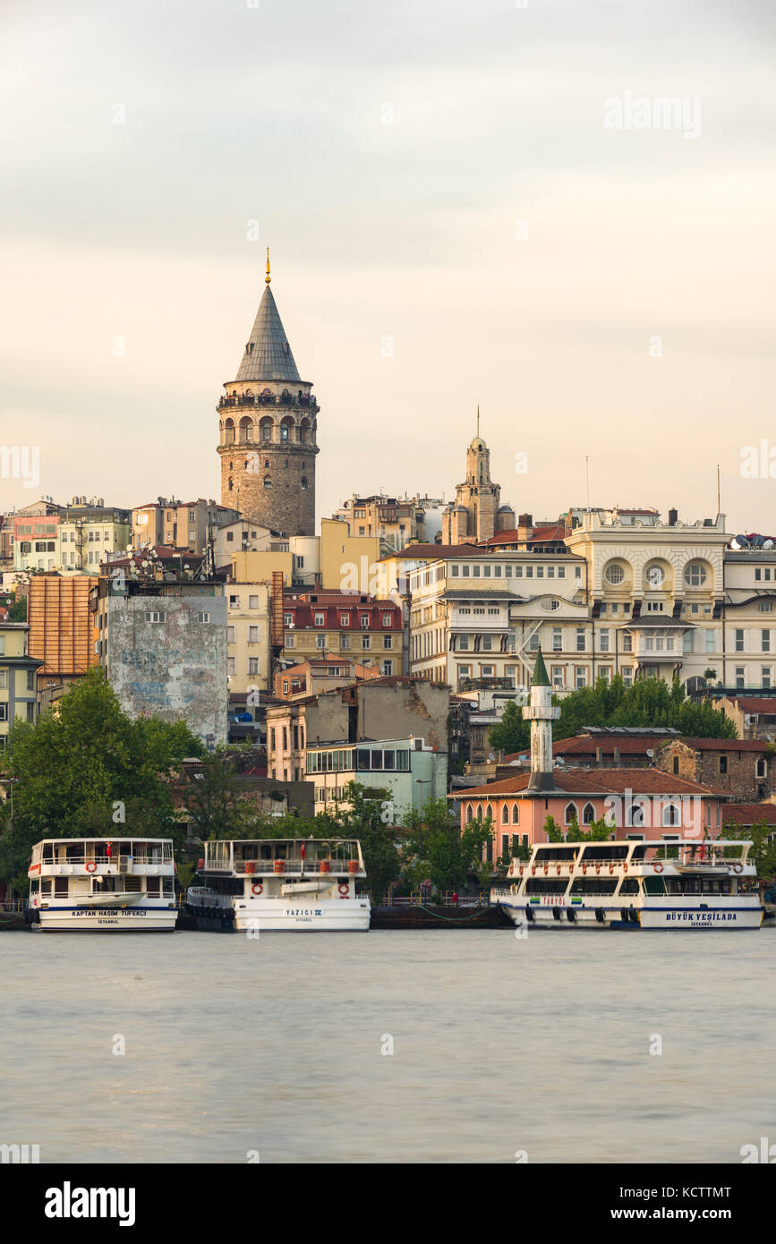 Torre di Galata (Galata Kulesi) con lo skyline di Istanbul, Turchia Foto Stock