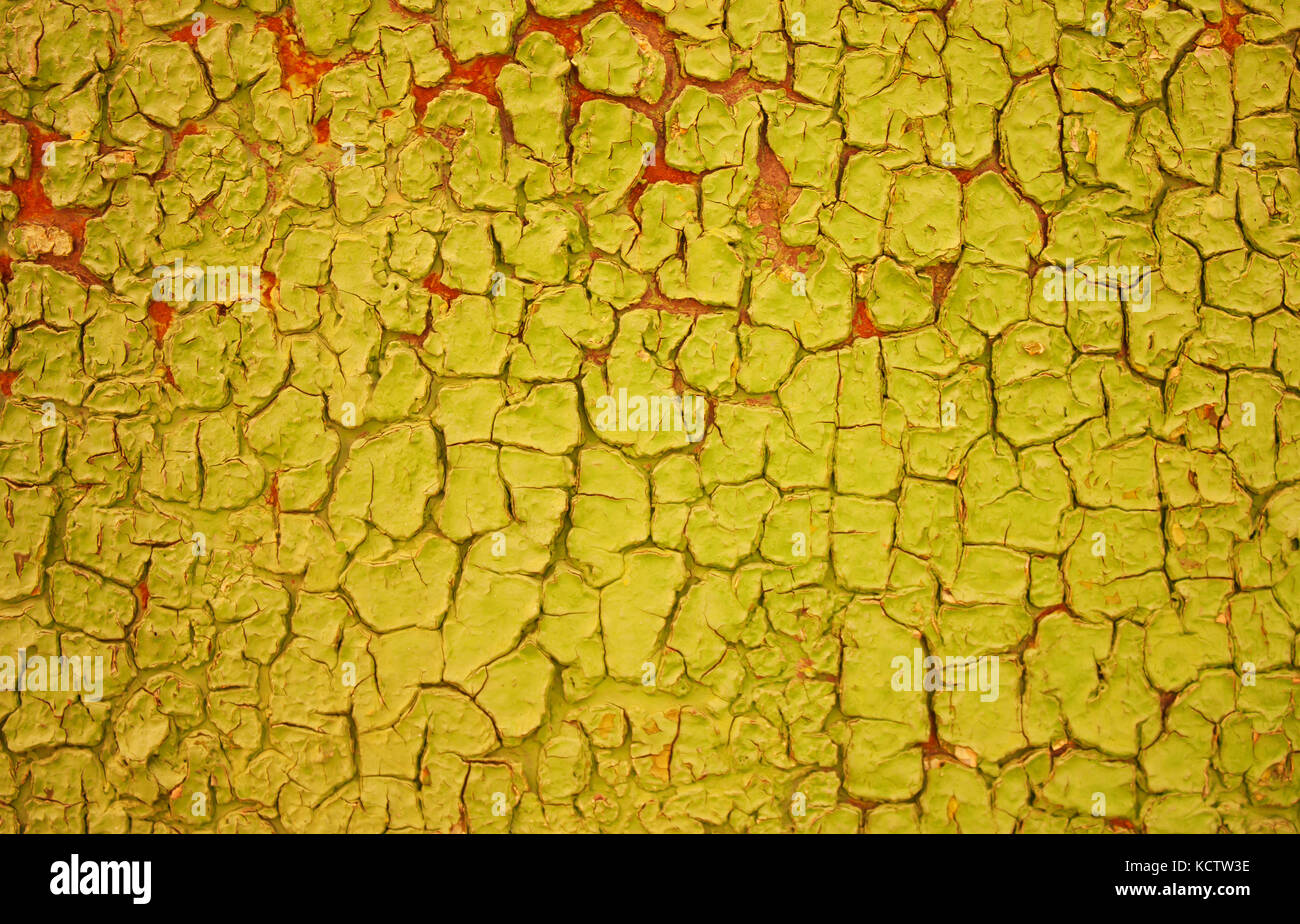 Giallo metallo arrugginito grunge sfondo con fessurazioni. La texture squallido paint Foto Stock