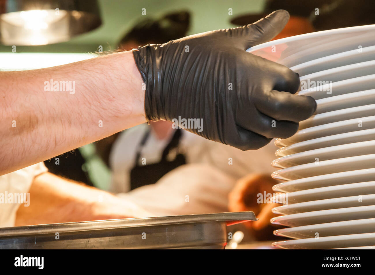 Lavora in cucina stellare michelin con guanti da cucina mani in al Rheingau Gourmet Festival di Hattenheim, Eltville am Rhein, Germania Foto Stock
