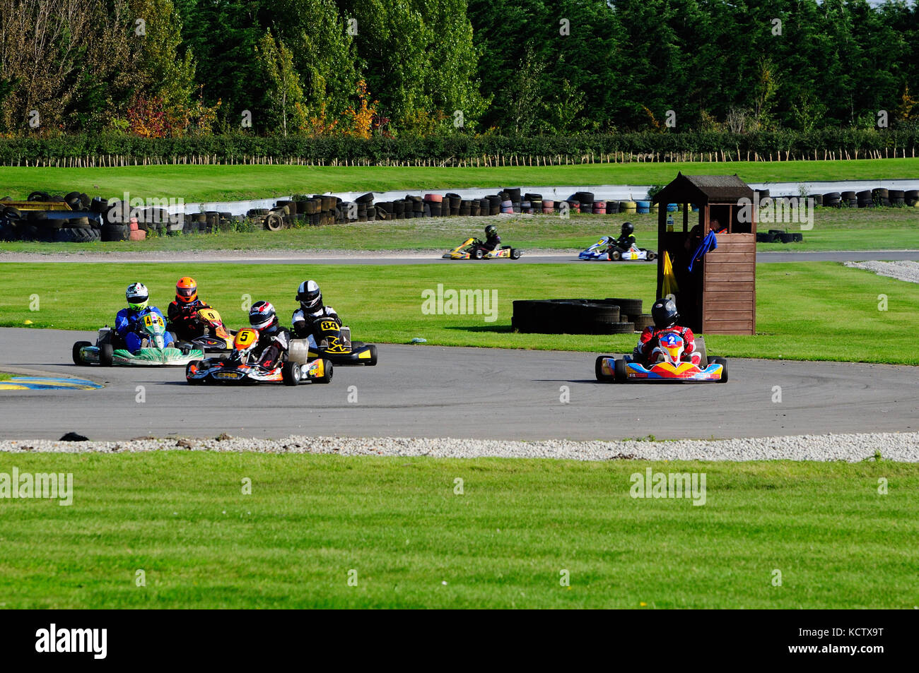 Vai a fare kart su una pista Foto Stock