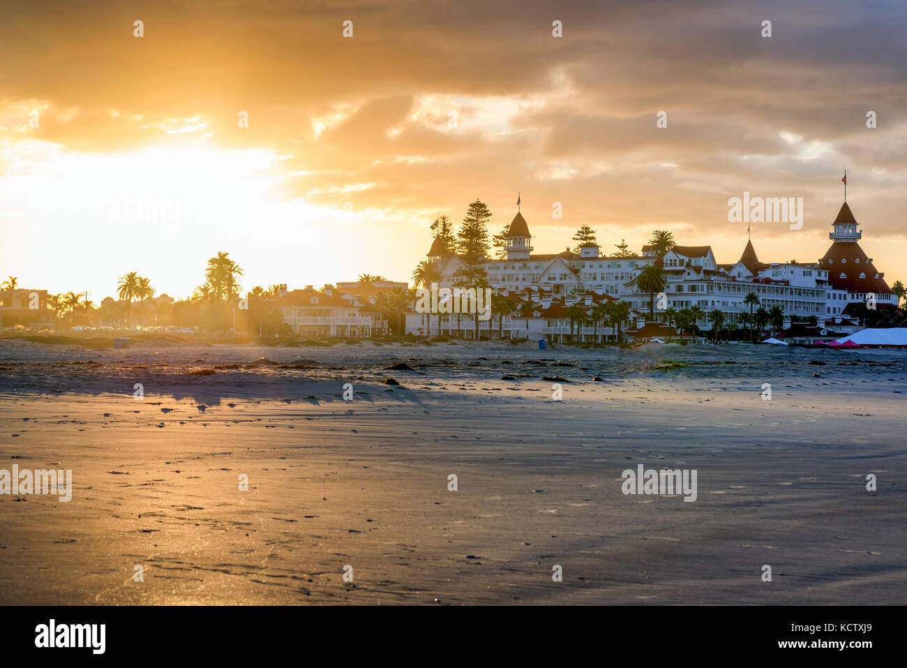 Sunrise a Coronado centrale spiaggia con una vista dell'Hotel del Coronado. Coronado, California, Stati Uniti d'America. Foto Stock