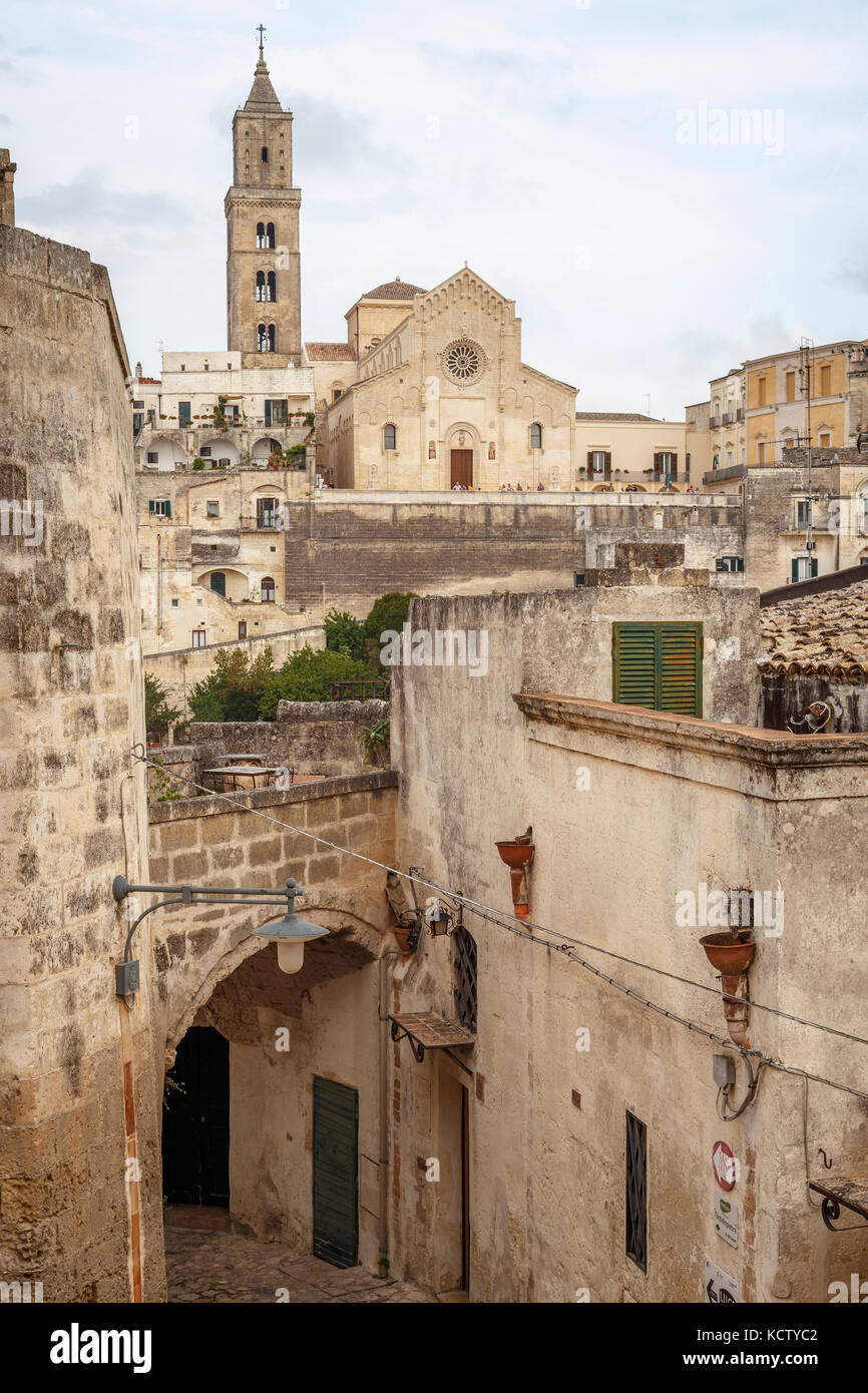 I Sassi di Matera con la cattedrale in background, Basilicata, Italia. Foto Stock