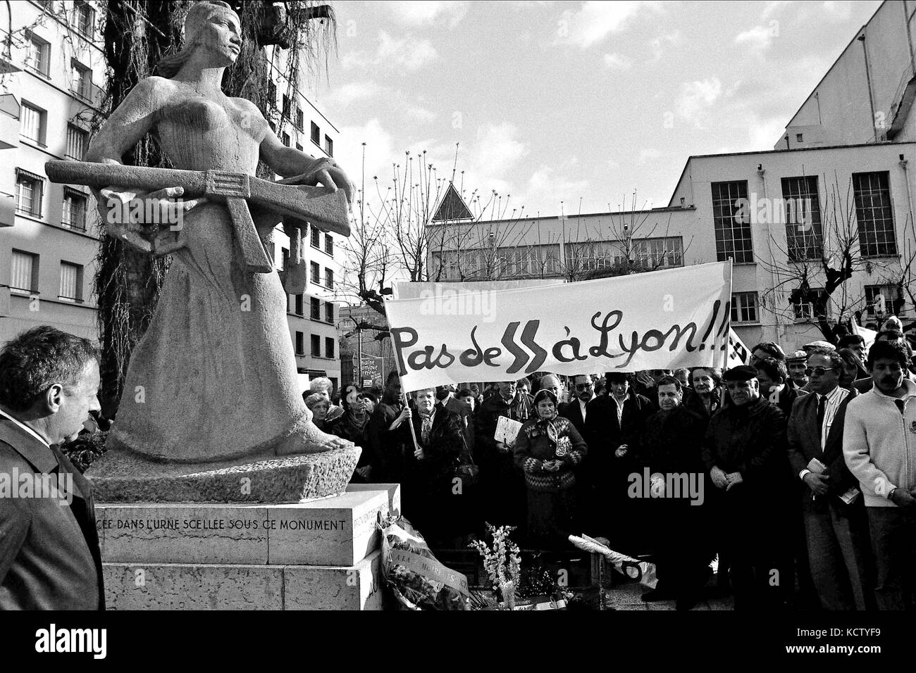 La comunità ebraica di Villeurbanne protesta contro l'ex ufficiale delle SS Franz Schönhuber in visita a Lione, Francia Foto Stock