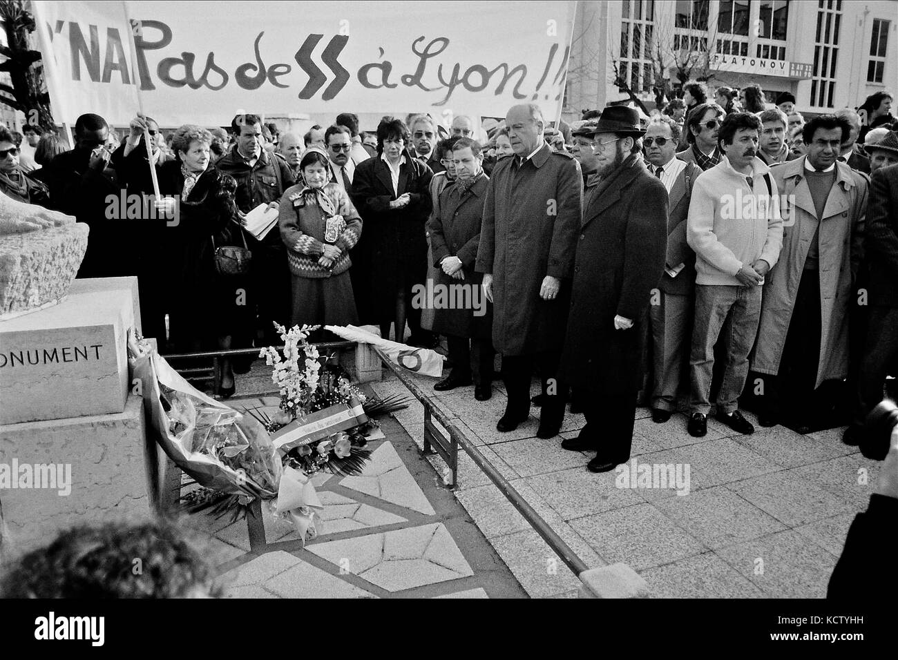 La comunità ebraica di Villeurbanne protesta contro l'ex ufficiale delle SS Franz Schönhuber in visita a Lione, Francia Foto Stock