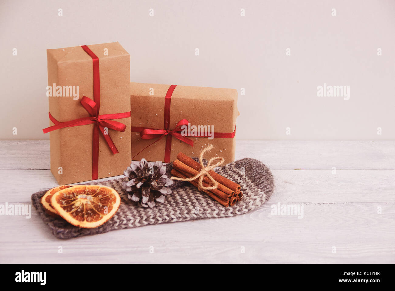 Essiccato arancione e bastoncini di cannella sul guanto. sfondo di legno. concetto di natale Foto Stock