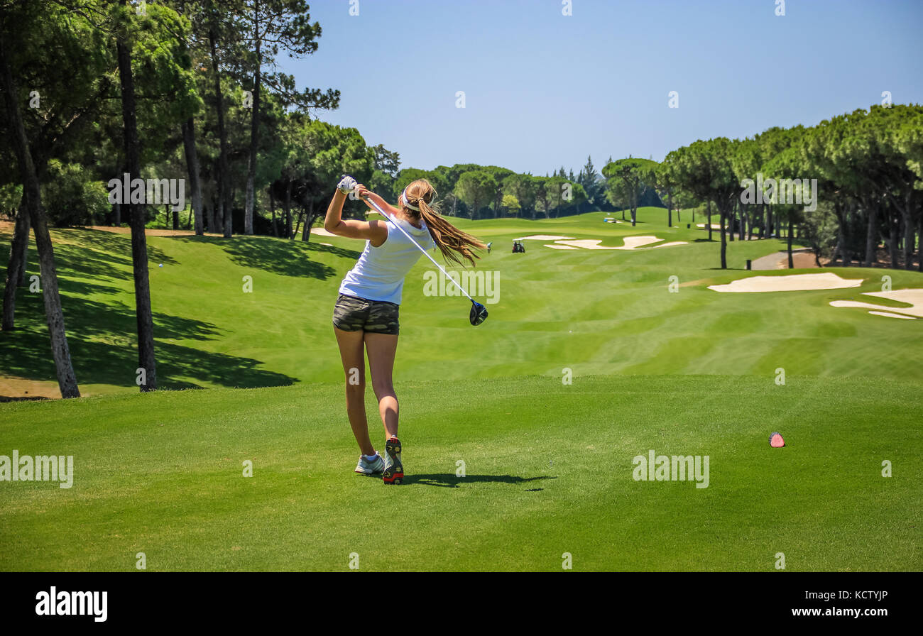 Ragazza che gioca a golf in Algarve - Portogallo Foto Stock
