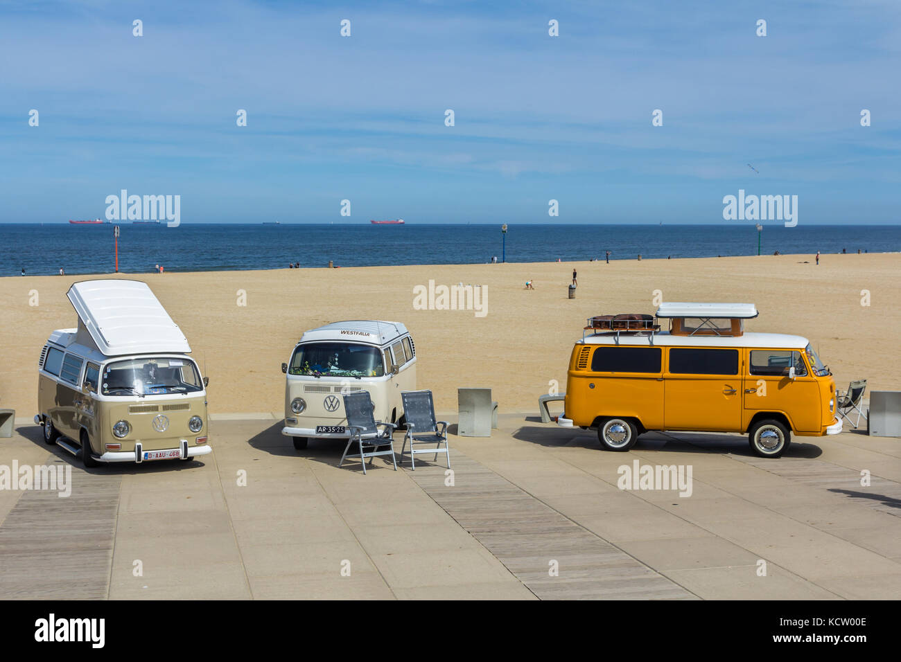 Scheveningen L'Aia, Paesi Bassi - 21 maggio 2017: vw kombi furgoni presso la spiaggia Foto Stock