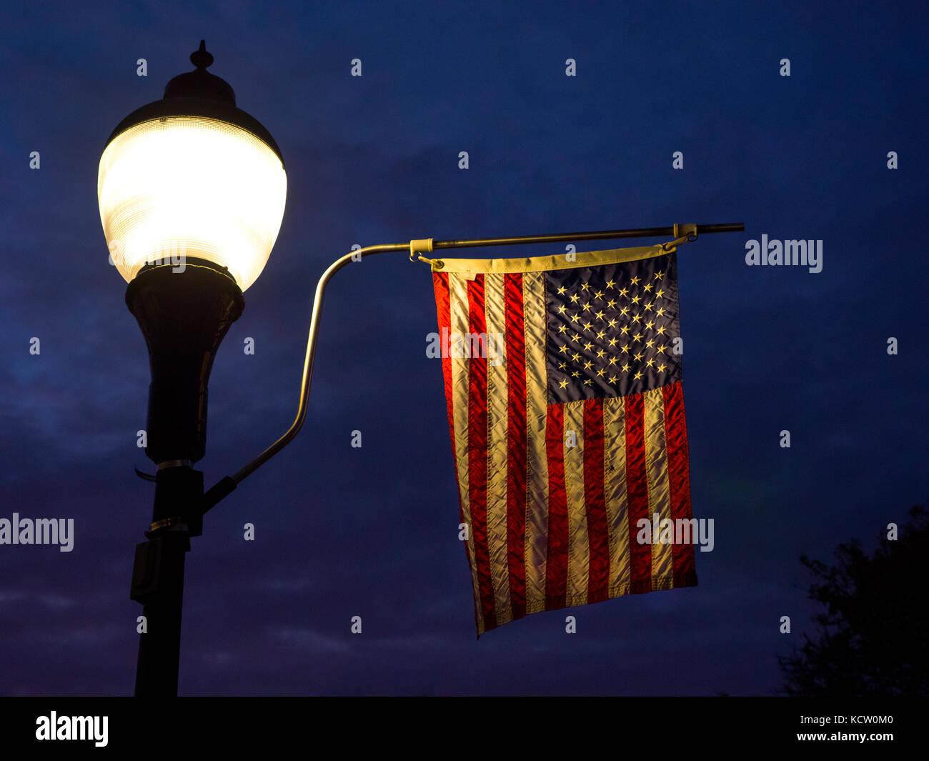 Bandiera americana su un lampost in falmouth ma usa Foto Stock