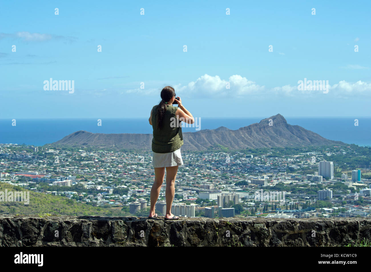 Turistica prendendo un'immagine di testa Dimond mountain e Honolulu, Hawaii Foto Stock