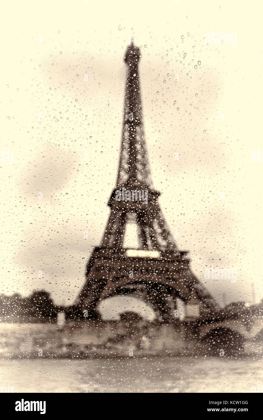 Torre Eiffel sotto la pioggia, Parice, Francia Foto Stock