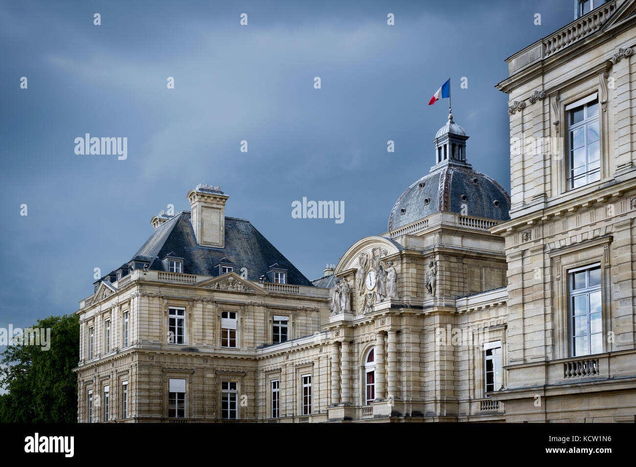 Il tetto del Palazzo del Lussemburgo e cielo tempestoso Foto Stock